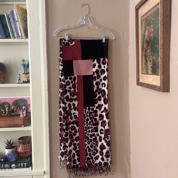 🏷️ 🎉totw • abstract leopard print fringe scarf - Picture 9 of 13